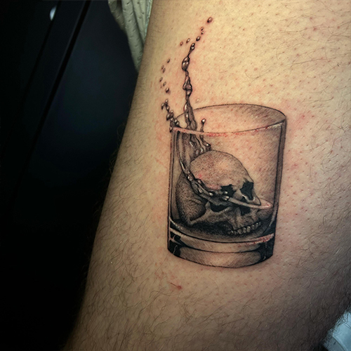 Portfolio Motiv: Whiskeyglas mit Totenkopf, Realismus