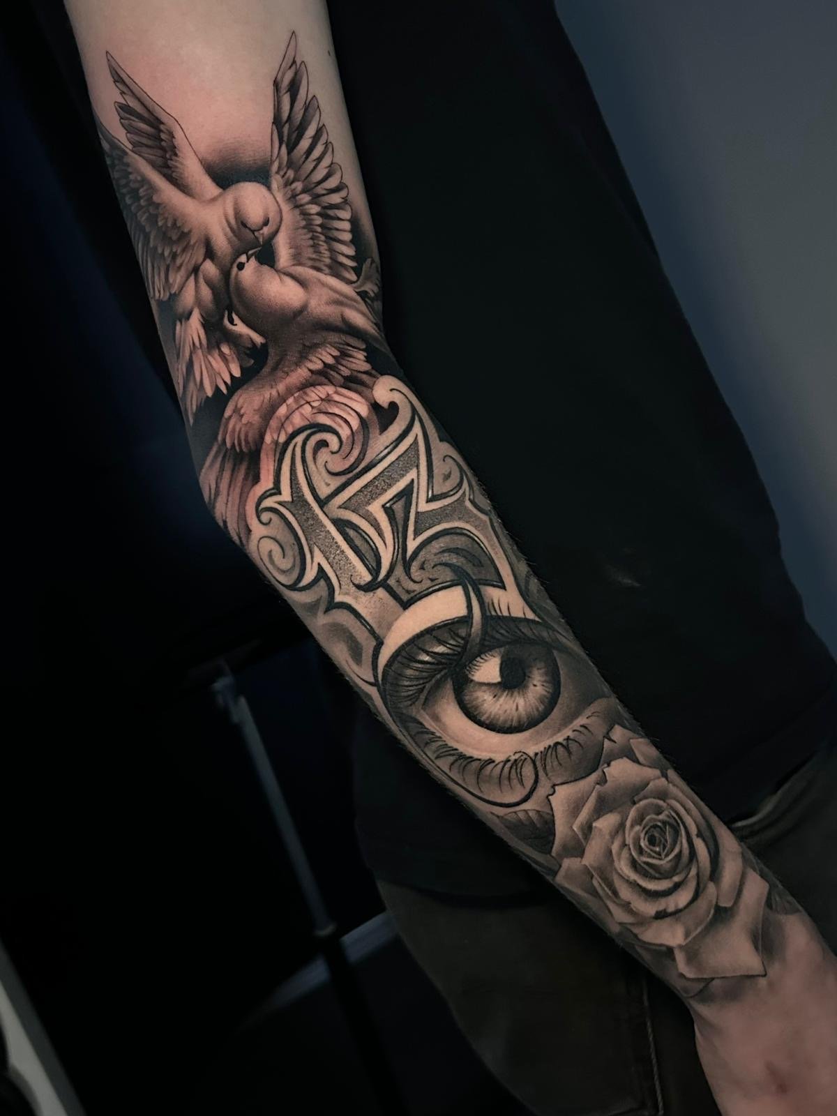 Portfolio Motiv: Sleeve mit Tauben, Schriftzug, Auge und Rose