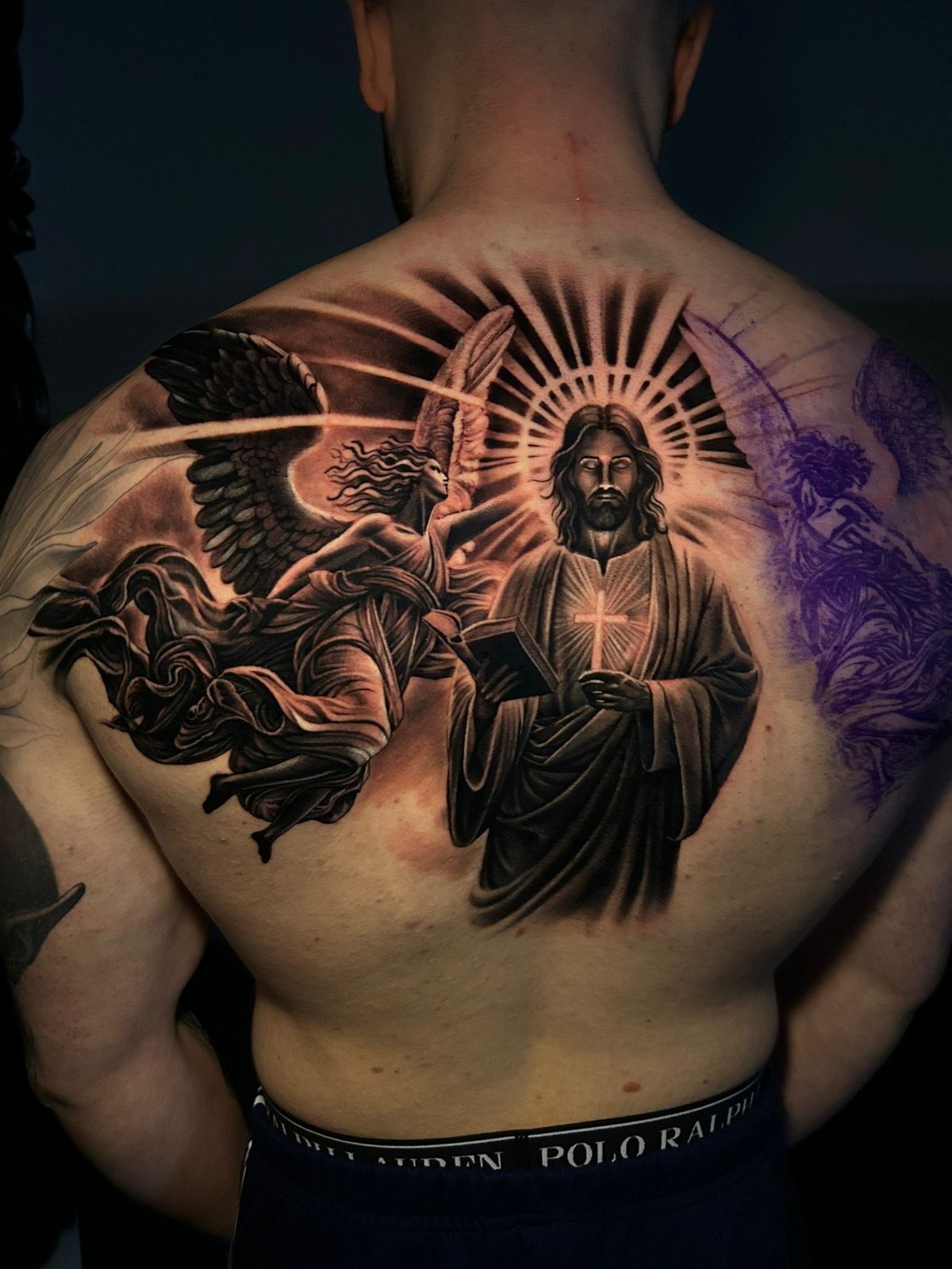 Realismus Beispiel: Jesus und Engel, Rückenmotiv