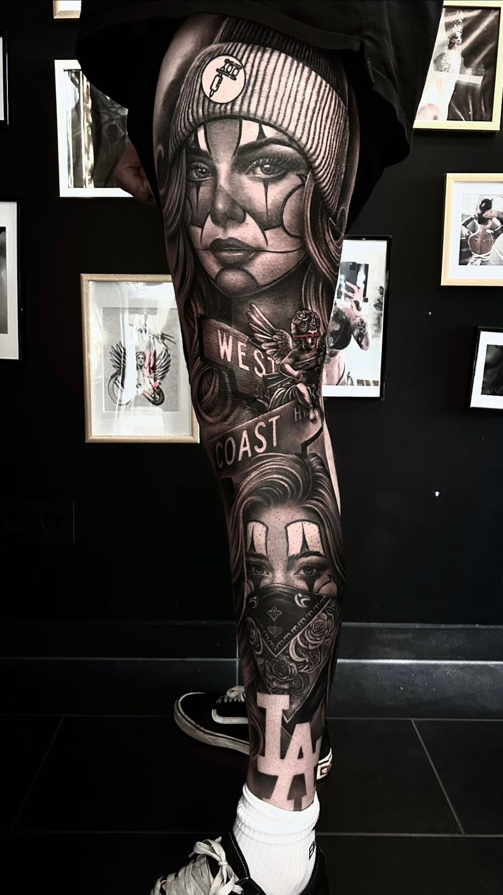 Portfolio Motiv: Sleeve mit zwei Gesichtern, West-Coast-Schriftzug
