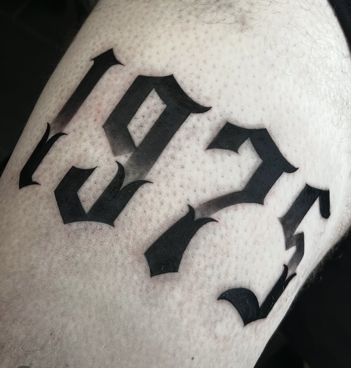 Lettering Beispiel: Jahreszahl in Old-English-Schrift